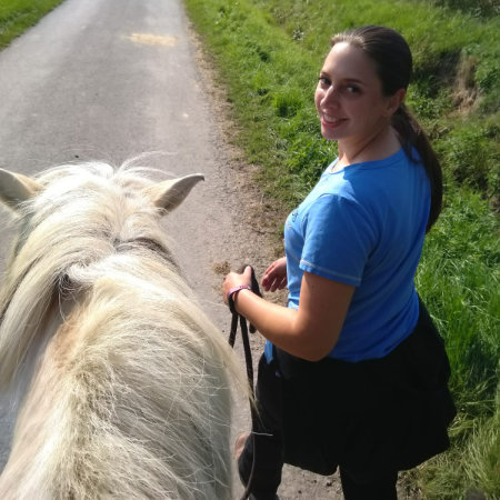 Sandra Hoffmann geht mit ihrem Fjordpferd Mogli spazieren.